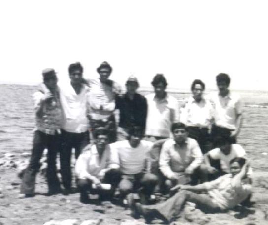 Trabajo de campo con estudiantes del Instituto Pedagógico Nacional de Varones,
en el año académico de 1973, en la depresión del Lago del muerto, que se
encuentra, al sur de la Bahía de Paracas, a 5M. por debajo del nivel del mar.